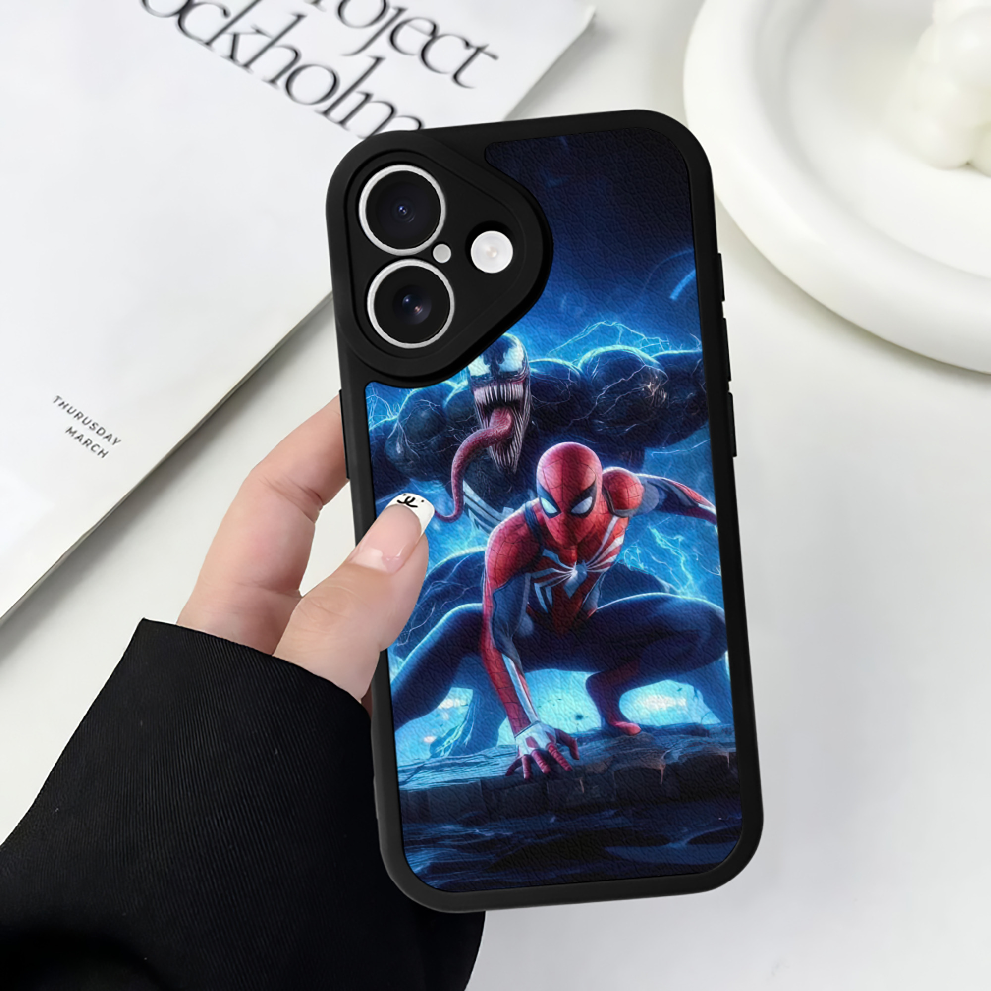 （画像用） Spider Man スパイダーマン 【iPhone 16シリーズ対応】シリコンスマホケース（レザー調） 材質：シリコン